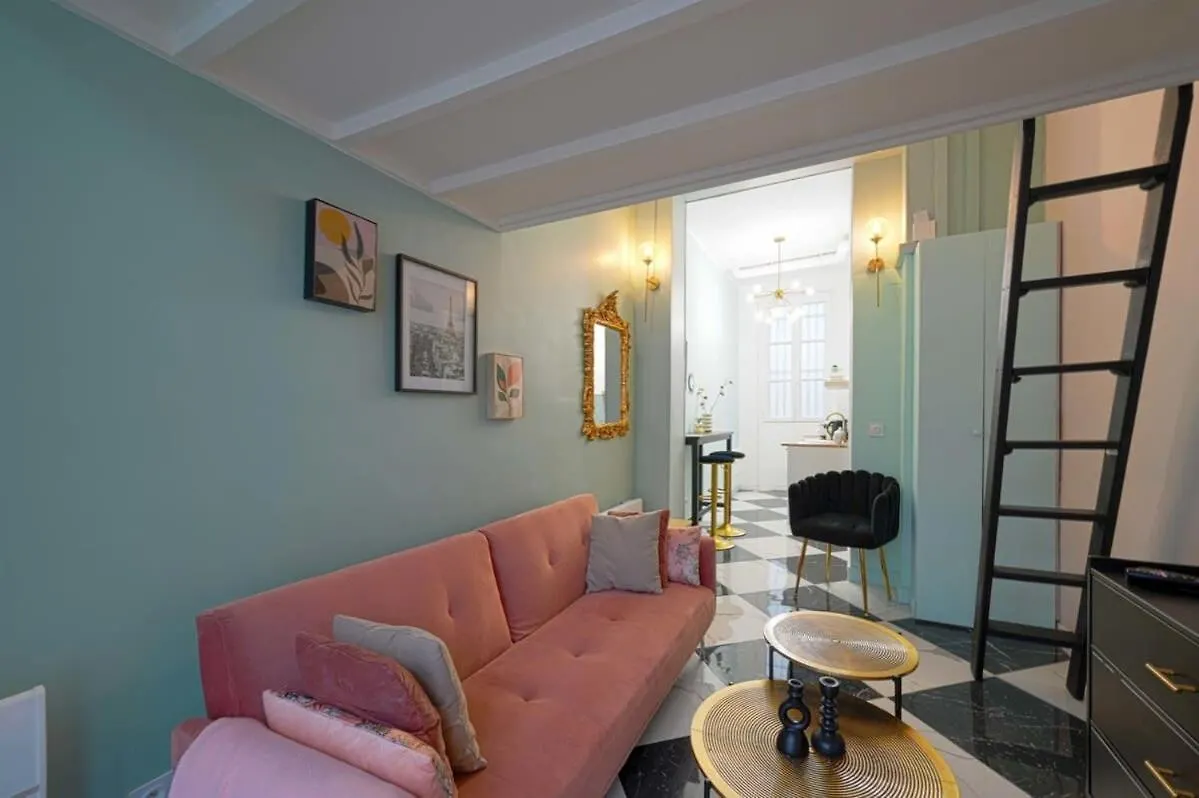 Lovely Studio In Beautiful Montmarte Area Parijs